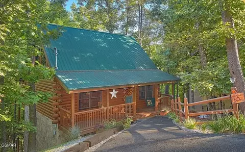 656 Forest Dr, Pigeon Forge, TN 37863