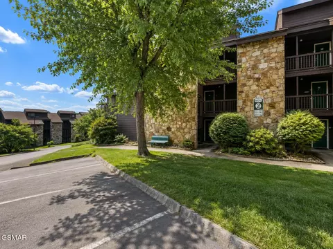 1380 Ski View Dr, Gatlinburg, TN 37738