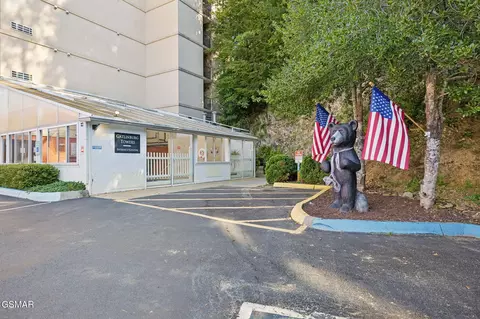 413 Baskins Creek Rd, Gatlinburg, TN 37738
