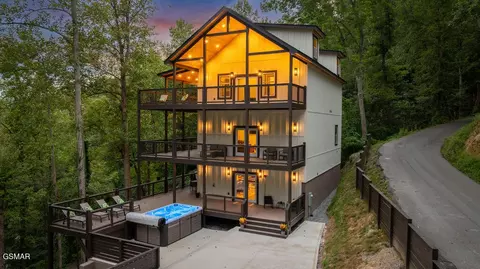 752 Loop Rd, Gatlinburg, TN 37738
