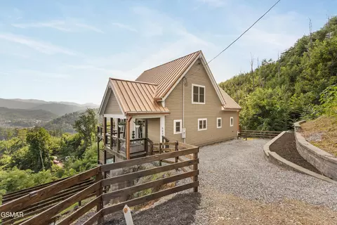 647 Kristis Pl, Gatlinburg, TN 37738