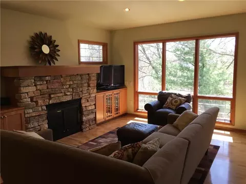 e4335 Pinewood Circle, Eleva, WI 54738 photo 4
