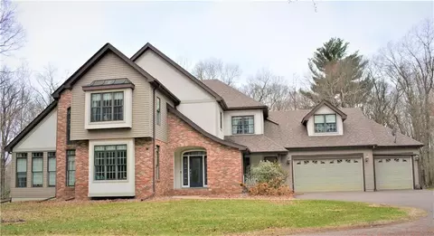 904 Sussex Dr, Eau Claire, WI 54701