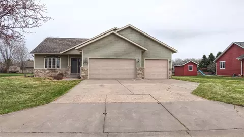 909 Bluff View Cir W, Chippewa Falls, WI 54729