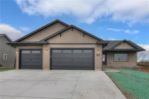 1352 Plum Creek Dr, Eau Claire, WI 54703