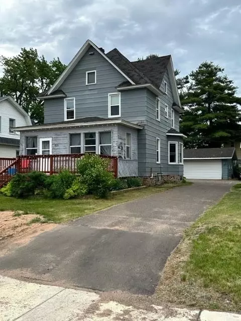 806 N River St, Spooner, WI 54801