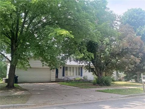 2220 Abbe Hill Dr, Eau Claire, WI 54703