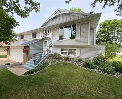 2018 Meadow Ln, Eau Claire, WI 54701