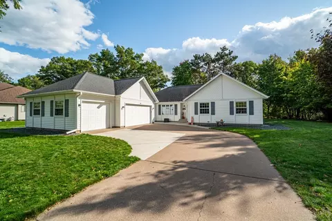 1511 Woodridge Dr, Chippewa Falls, WI 54729