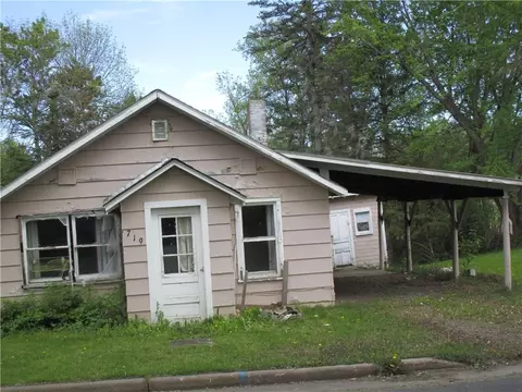 719 E 2nd St S, Ladysmith, WI 54848