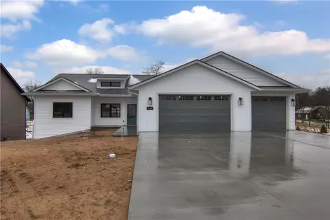 5022 Woodlands Dr, Eau Claire, WI 54703