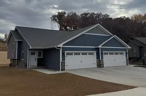 4971 Woodland Park Dr, Eau Claire, WI 54701