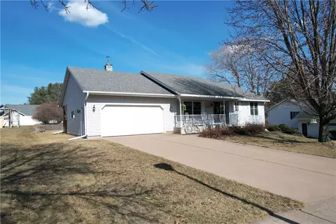 1611 Old English Rd, Altoona, WI 54720