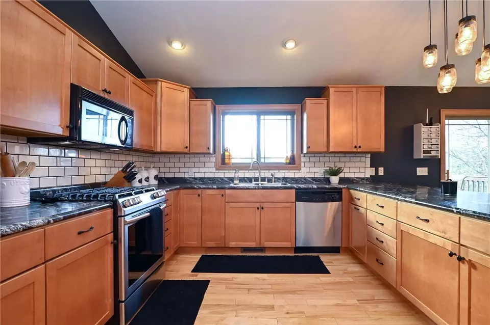 Kitchen - 4410 Echo Valley Dr, Eau Claire, WI 54701 photo 2 of 3