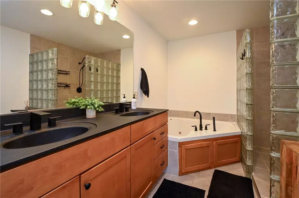 Bath - 4410 Echo Valley Dr, Eau Claire, WI 54701 photo 2 of 4