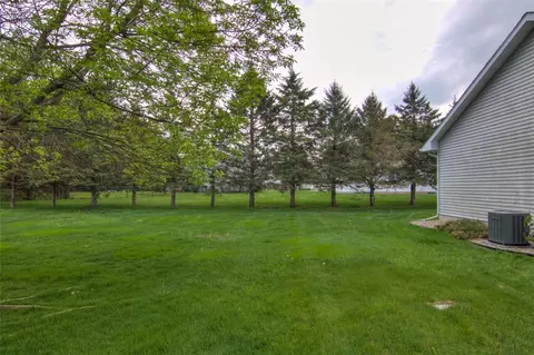 3329 E Meadows Pl, Eau Claire, WI 54701 photo 2