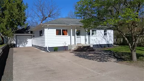 720 E 2nd St, Altoona, WI 54720