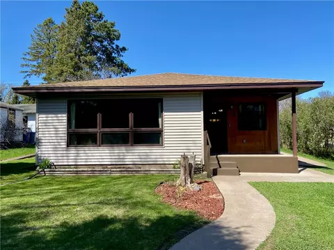 318 Spruce St, Spooner, WI 54801