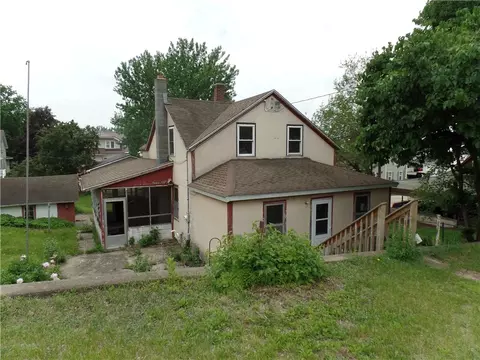 413 4th Ave E, Durand, WI 54736