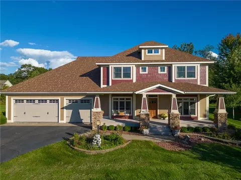 907 Sandalwood Dr, Altoona, WI 54720