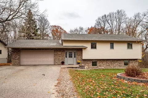 275 E Sunset Ln, Ellsworth, WI 54011