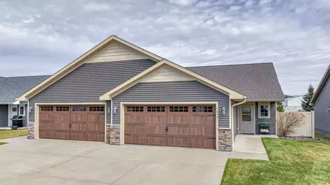 5643 Green Park Dr, Eau Claire, WI 54703