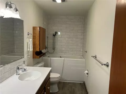 Bath - 26274 W Stebins St, Eleva, WI 54738 photo 2 of 3