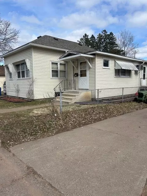 210 High St, Spooner, WI 54801