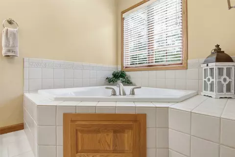 Bath - e4400 Pinewood Circle, Eleva, WI 54738 photo 3 of 7