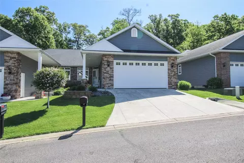 4523 Village Oaks Cir, Eau Claire, WI 54701