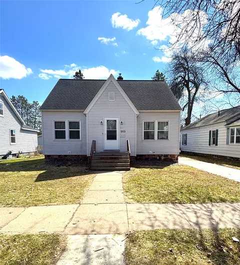 515 Oak St, Spooner, WI 54801