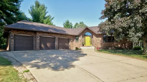 884 Windsor Forest Dr, Altoona, WI 54720