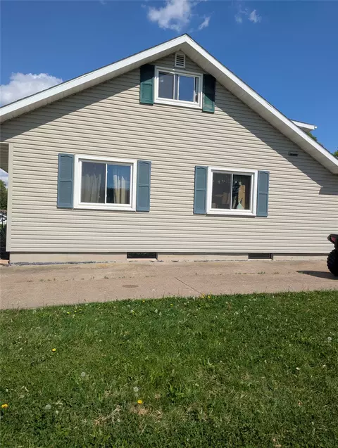 418 E School St, Thorp, WI 54771 photo 2