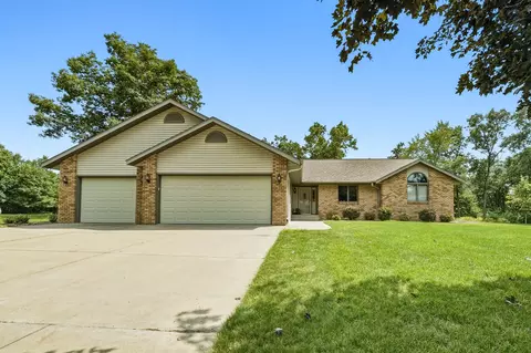 1407 Woodridge Dr, Chippewa Falls, WI 54729
