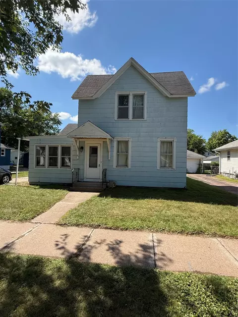 2416 4th St, Eau Claire, WI 54703