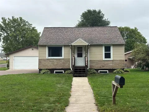 902 Queen St, Bloomer, WI 54724
