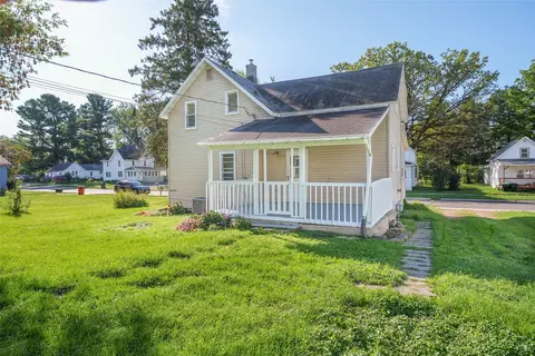 Exterior - 321 E 2nd Ave, Stanley, WI 54768 photo 3 of 10
