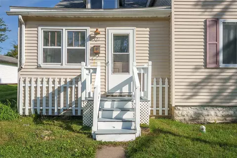 Exterior - 321 E 2nd Ave, Stanley, WI 54768 photo 9 of 10