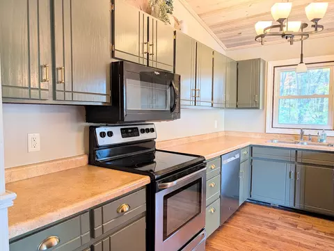 Kitchen - e1997 Cedar Road, Eau Claire, WI 54701 photo 3 of 4