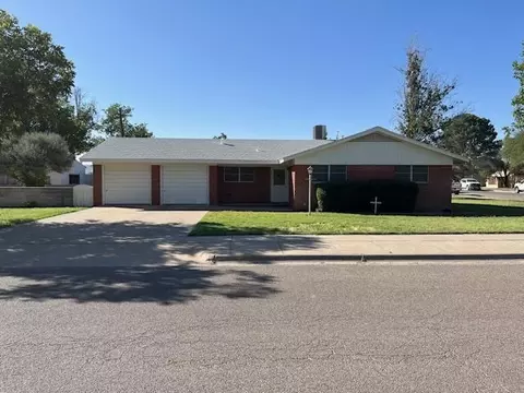 948 E Waco St, Kermit, TX 79745 photo 1