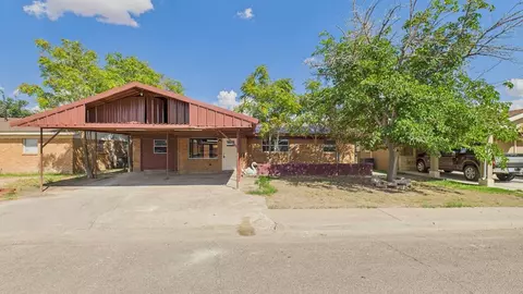 2210 Country Club Dr, Pecos, TX 79772