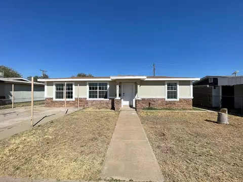 211 W 14th St, Monahans, TX 79756