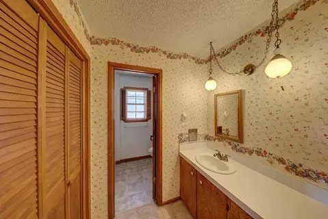 Bath - 209 E Marfa Ave, Alpine, TX 79830 photo 2 of 3