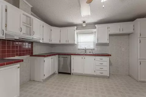 Kitchen - 4448 Morning Glory Dr # -A, Gardendale, TX 79758 photo 1 of 2