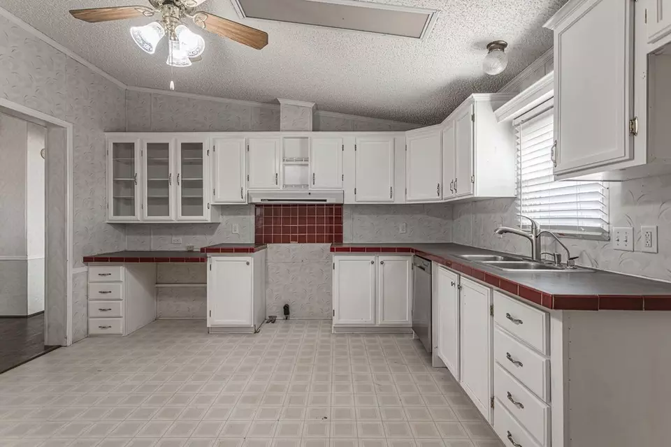 Kitchen - 4448 Morning Glory Dr # -A, Gardendale, TX 79758 photo 2 of 2