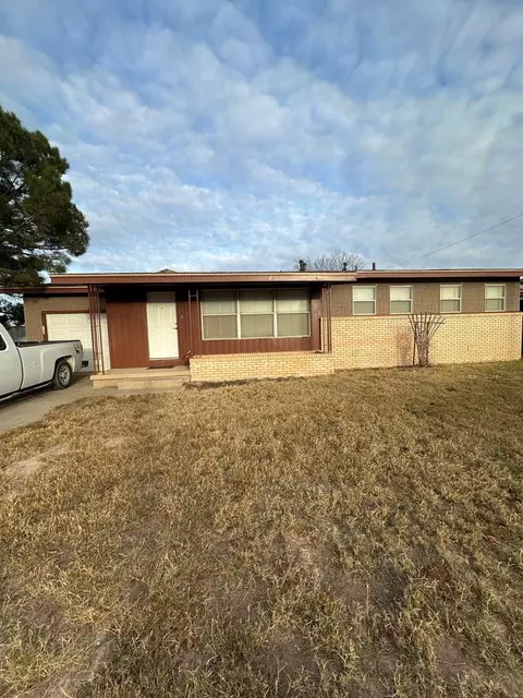 1111 W Apache Ave, Mccamey, TX 79752