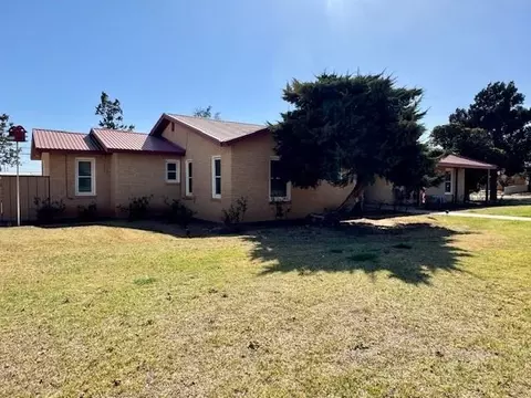 917 16th St, Seagraves, TX 79359