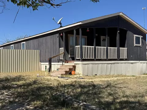 124 N Maple Ave, Kermit, TX 79745