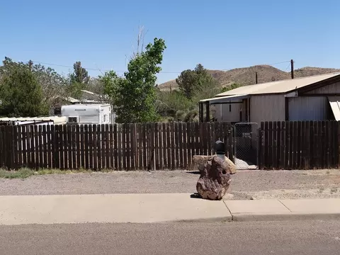 1406 N 10th St, Alpine, TX 79830