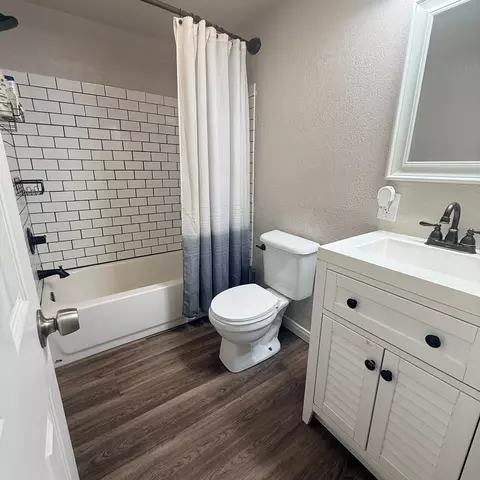 Bath - 394 E Rocket Rd, Lorena, TX 76655 photo 2 of 3